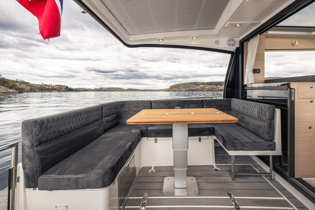 Skilso 35 Panorama — FlexiTeek synthetic teak installation