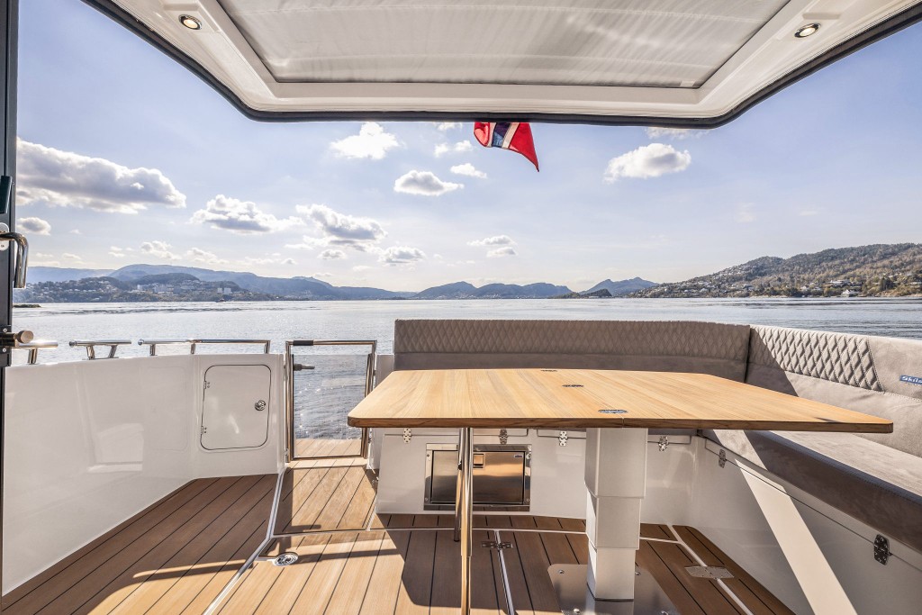 Skilso 39 Viknes — FlexiTeek synthetic teak installation